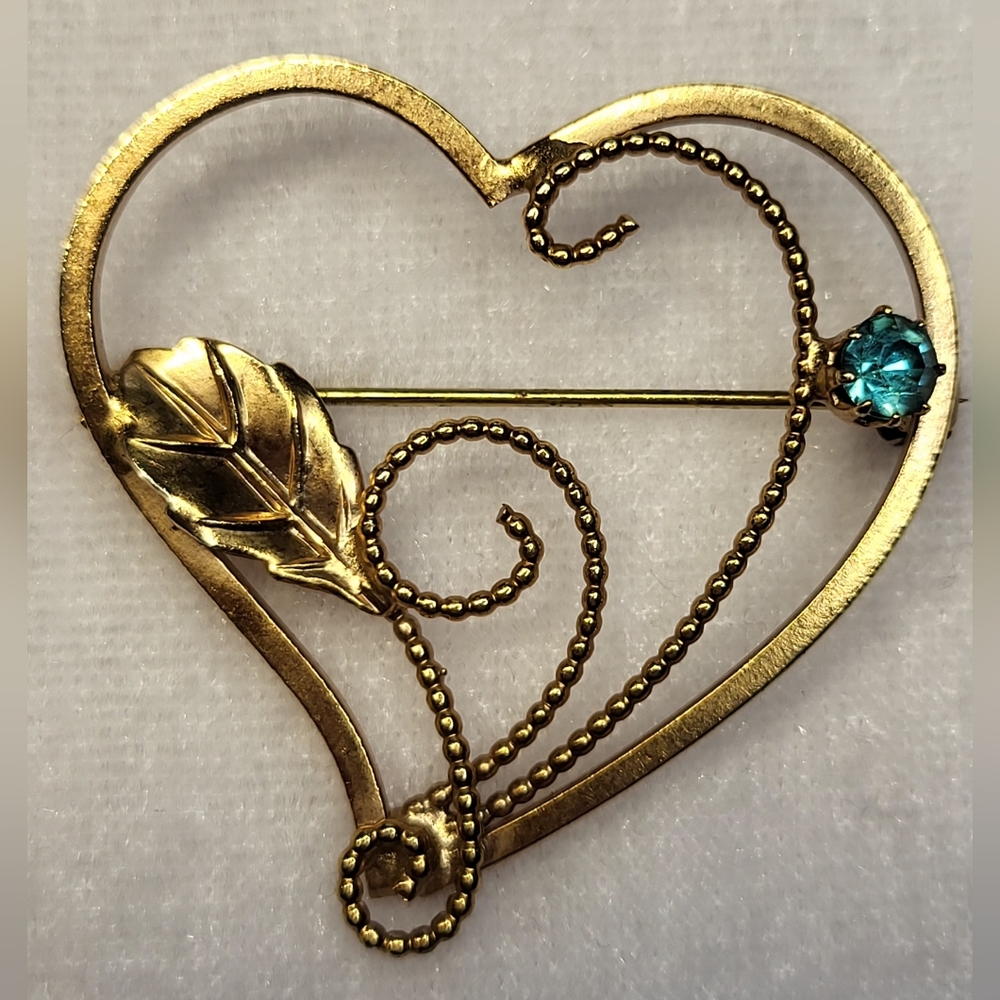VINTAGE Gold Tone HEART SHAPED WITH ONE BLUE RHINESTONE BROOCH / Pin